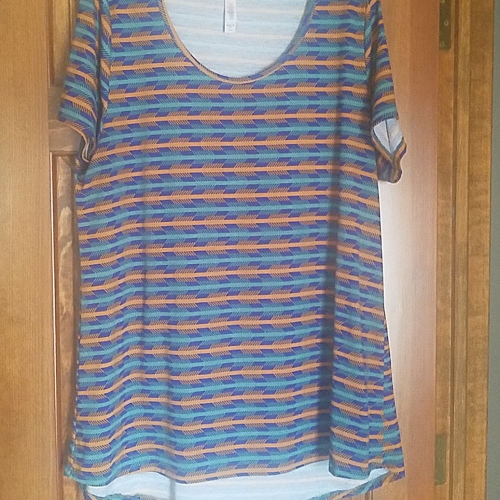 3/25 🌻 Lularoe Classic T